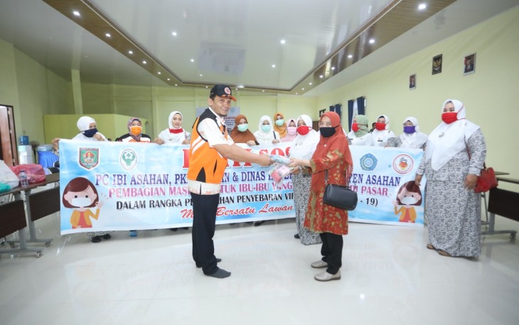 TP PKK Asahan Bagikan 1000 Masker Kepada Ibu-Ibu yang Melakukan Aktifitas di Luar Rumah