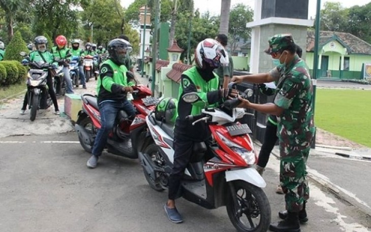 Kodim 0725/Sragen bagikan 200 paket sembako dan masker serta hand sanitizer gratis kepada para pengemudi ojek online.