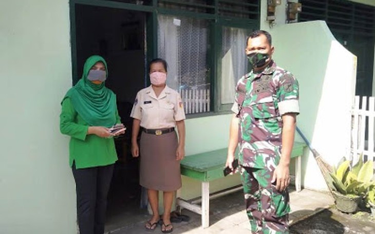 Dandim dan Ketua Persit KCK Cab. LXII Dim 1310 Bitung Bagi-Bagi Masker