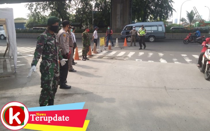 Anggota Koramil 07/Kemayoran Imbau PSBB di Posko Check Point 7
