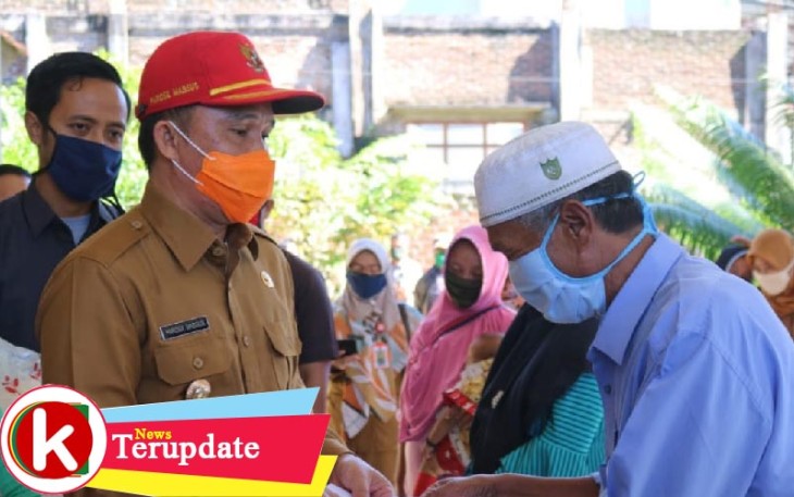 Bupati Lampung Barat H Parosil Mabsus Bagikan Bantuan Langsung Tunai Dana Desa  Pada Warga Terdampak Covid-19 