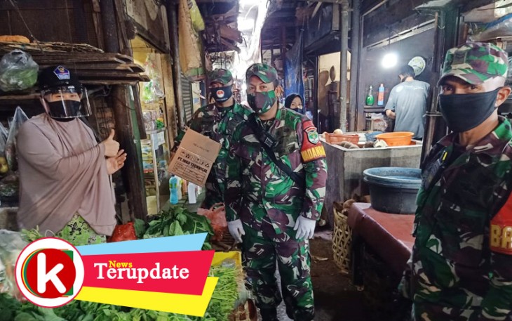 Koramil 07/Kemayoran Bagikan APD Kaca Tutup Muka pada Pedagang