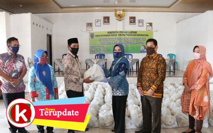 Ketua TP PKK Pesawaran Serahkan Bantuan Pangan Pada Masyarakat Terdampak Covid-19