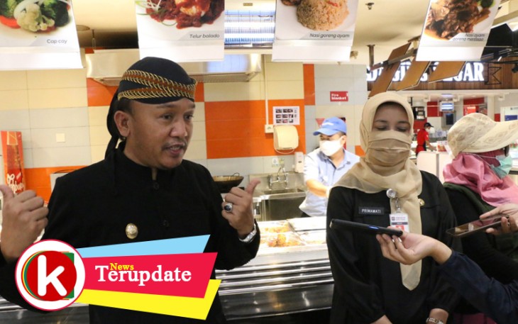 Wakil Wali Kota Tegal Muhamad Jumadi saat mengecek kesiapan tempat usaha
