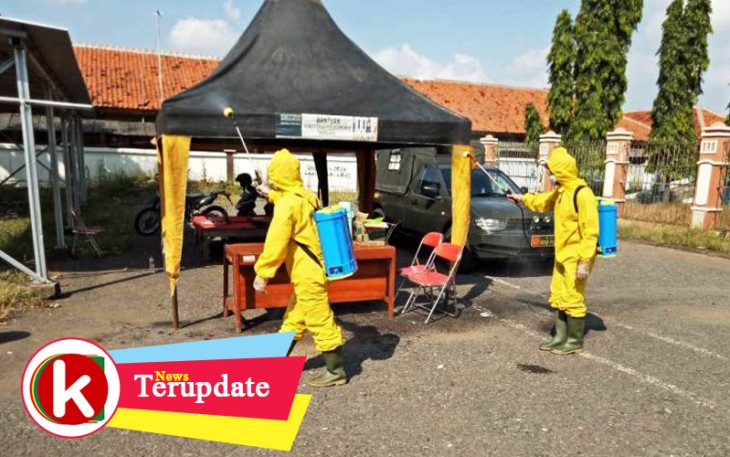 Petugas Semprot Disinfektan di Lingkungan Karantina Pemkab Brebes
