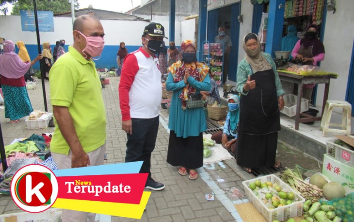 Wakil Wali Kota Tegal Muhamad Jumadi didampingi Kepala Dinkop UKM Perdagangan Joko Sukur Baharudin saat meninjau langsung pelaksanaan social distancing di pasar Bandung