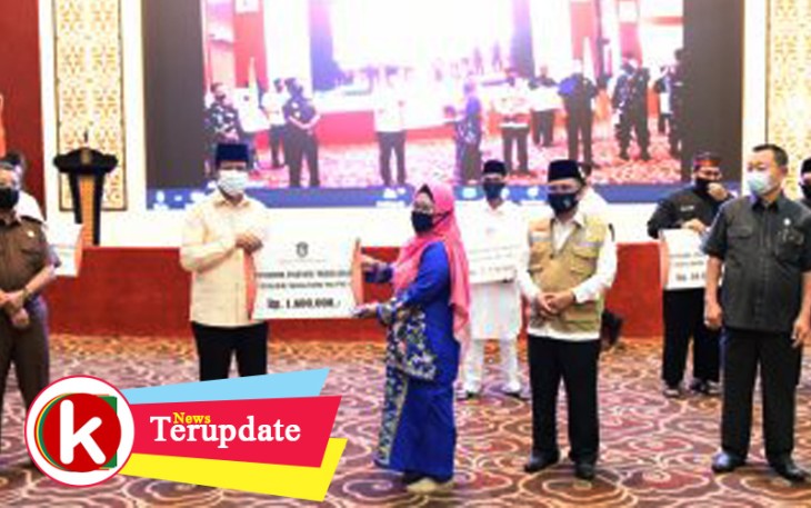 Pemprov Kepri Serahkan Bansos Bagi Masyarakat Terpapar Covid-19