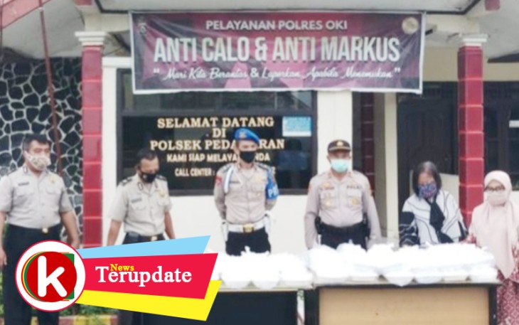 Polsek Pedamaran Bagi Takjil dan Masker Serta Sembako ke Masyarakat