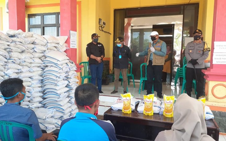 Bupati Bengkulu Utara Mian Salurkan 5923 Paket Bantuan Bahan Pangan Untuk Warga Terdampak Covid-19 di Kecamatan Kota Argamakmur  