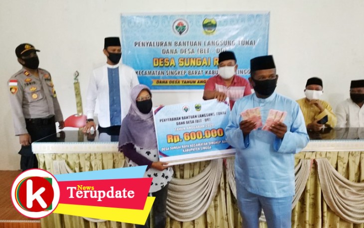 Kapolsek Singkep Barat Pantau Penyaluran BLT DD Sungai Raya