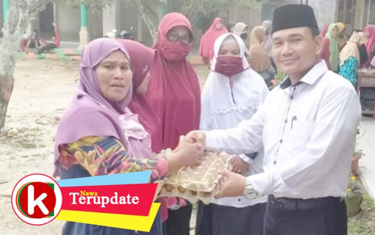 Ahmad Syiroj saat menyalurkan zakat penghasilan