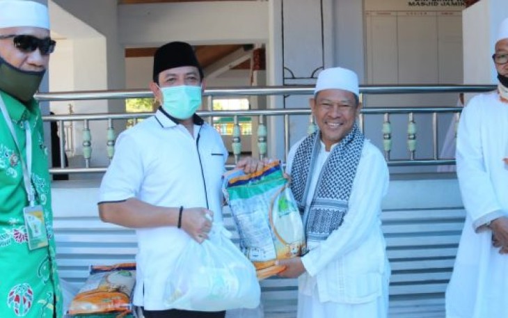 Wakil Wali Kota Bengkulu Dedy Wahyudi Berikan Langsung Bantuan Sembako Untuk Pengurus Masjid Jamik 