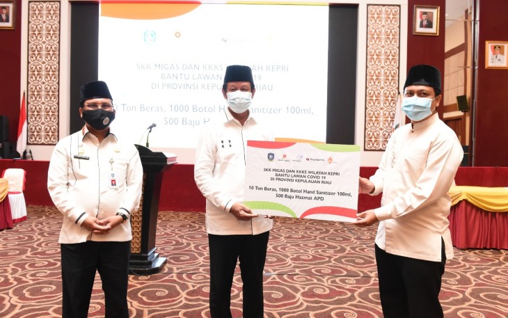 SKK Migas–KKKS Kepri dalam hal ini diwakili oleh Plt Kadis ESDM Hemdri Kurniadi S. STP M.Si. memberikan bantuan yang diterima langsung oleh Sekda DR. H. T.S. Arif Fadillah S.Sos M.Si