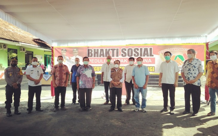 Bupati Rijanto (tengah pakai rompi) saat bersama Pengusaha Wlingi Seusai Bagikan Beras (foto: Faisal NR / Klikwarta.com) 