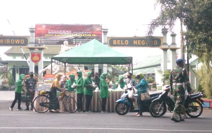 Pembagian takjil di depan Makodim 0718/Pati 