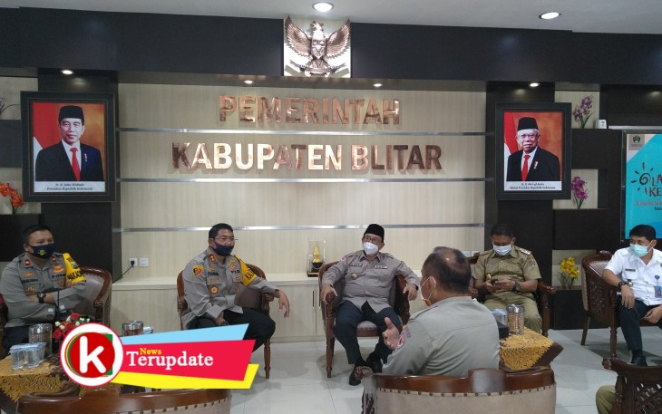 Bupati Blitar Rijanto (tiga dari kiri) saat rapat bersama Forkopimda bahas New Normal Life di kantor Bupati Blitar. (foto: Faisal NR / Klikwarta.com) 