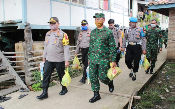 Kapolres Batanghari dan Dandim/0415 Batanghari saat salurkan bantuan sosial kepada masyarakat kurang mampu di Desa Terusan