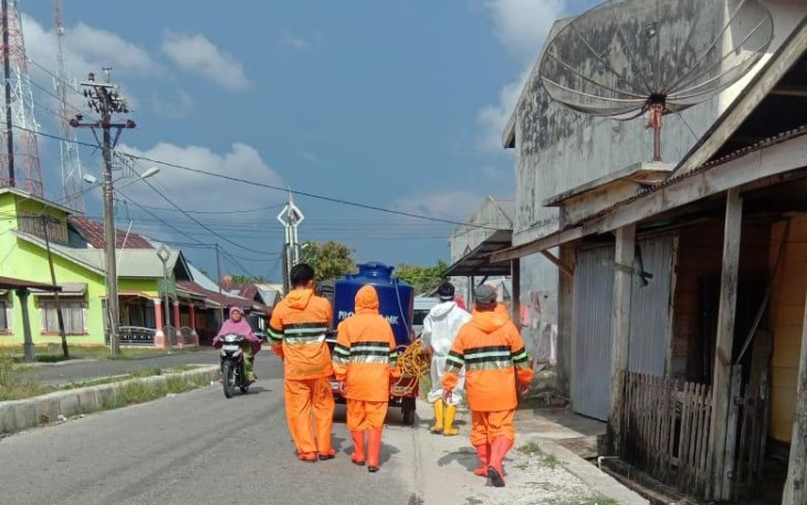 Tim Relawan Desa Pasar Singkil Bersama Mahasiswa Saat Melakukan Penyemprotan Disinfektan Penanganan Covid-19