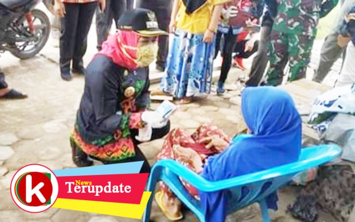Bupati Tulang Bawang Hj Winarti SE MH serahkan bantuan langsung ke salah satu korban