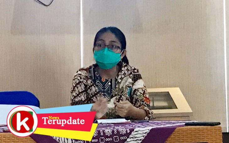 Jubir Tim Satgas Covid-19 Raja Ampat dr Rosenda pada saat Konferensi Pers di Kantor Bupati Minggu (17/05/2020).