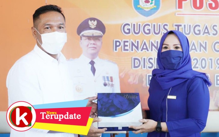 Wakil Gubernur Bengkulu Dedy Ermasyah saat menerima bantuan 1000 botol Handsanitizer secara simbolis