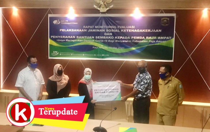 BP Jamsostek Cabang Papua Barat dan Raja Ampat saat salurkan bantuan secara simbolis