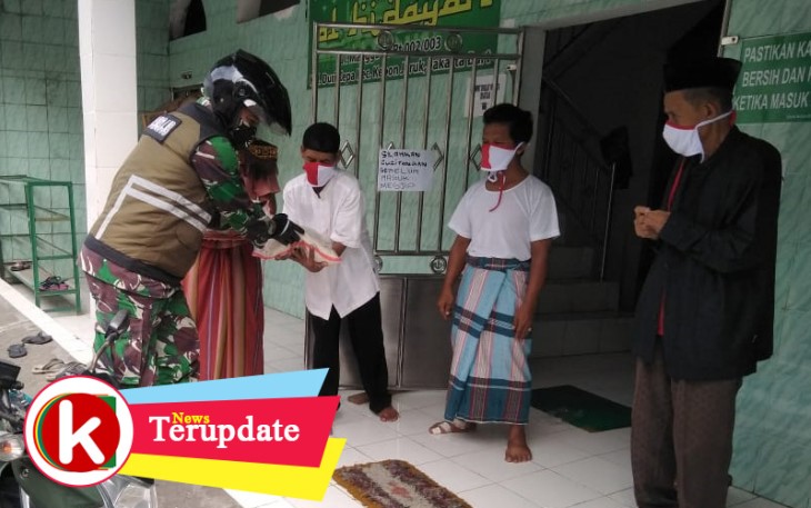 Kodim 0503/JB Bagi Beras dan Masker ke Marbot dan Pengurus Masjid