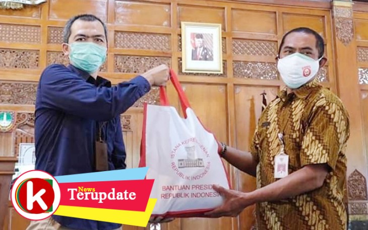 Kepala Bagian Dana Operasional dan Bantuan Presiden Kementerian Sekretariat Negara Helmi Agustian saat menyerahkan secara simbolis paket sembako bantuan Presiden kepada Wali Kota Solo FX Hadi Rudyatmo di Balai Kota Surakarta. (Foto Istimewa)