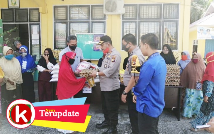Polsek Tapung Bagi Paket Sembako ke Warga Terdampak Covid-19