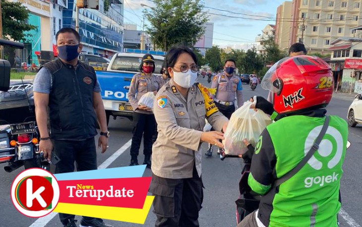 Kabid Propam Polda Sulut berbagi bingkisan dan takjil kepada ojol
