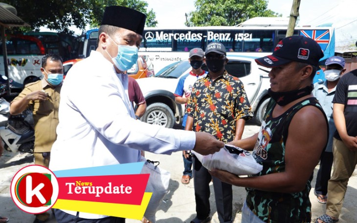 Sekdakab Asahan Lakukan Aksi Sosial Kepada Para Supir Bus 