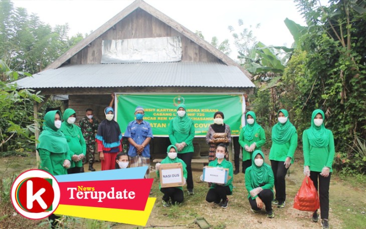 Persit KCK Cabang LXI Yonif 725 Bagikan Masker dan Makanan Buka Puasa ke Warga