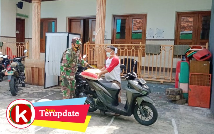 Serda Alan La Wae Babinsa Koramil 06/Cempaka Putih Kawal Pendistribusian Sembako 