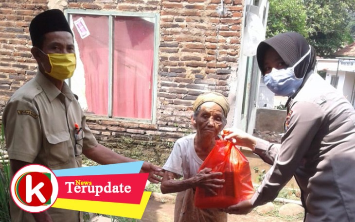 Polsek Tulis Bagikan Paket Sembako ke Warga Kurang Mampu