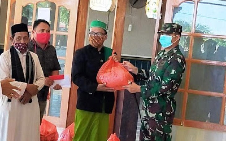 Dandim 1310/Bitung Turut Bagikan Sembako ke Masjid-Masjid di Wilayah Kota Bitung