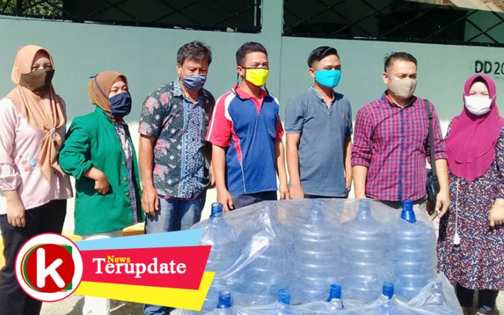 Pjs Kades Sindang Bulan foto bersama perangkat sebelum menyalurkan bantuan
