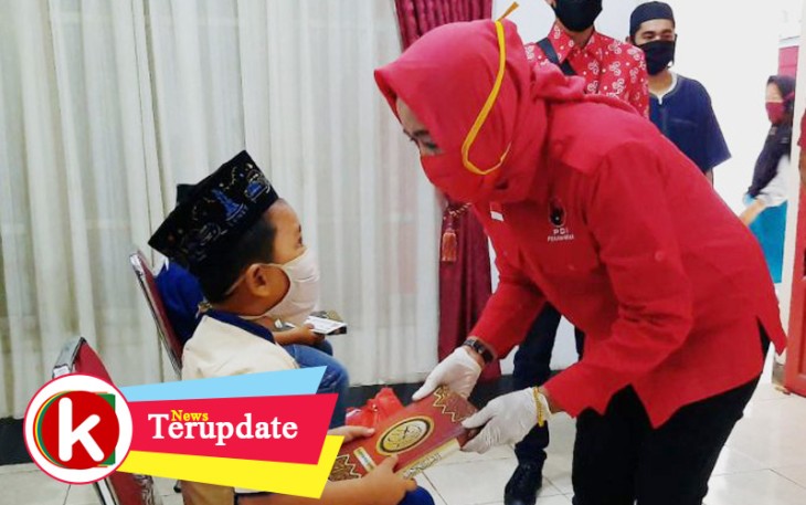Ketua DPC PDI Perjuangan Kabupaten Tuba Berikan Santunan dan Sembako ke Anak Yatim