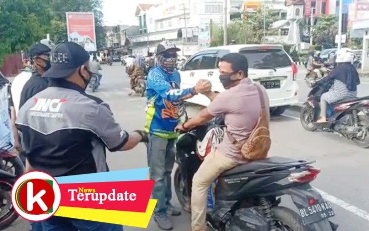 YNCI Kota Lhokseumawe Bagi Masker ke Pengguna Jalan