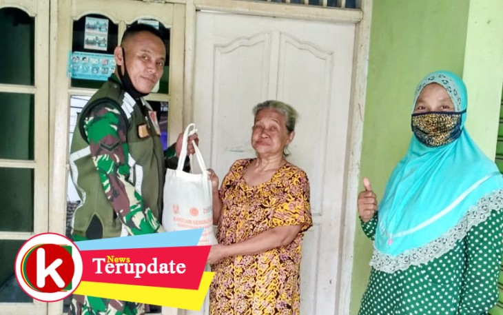 Babinsa Kelurahan Bugel Karbak Bagikan Bantuan Beras Kepada Warga