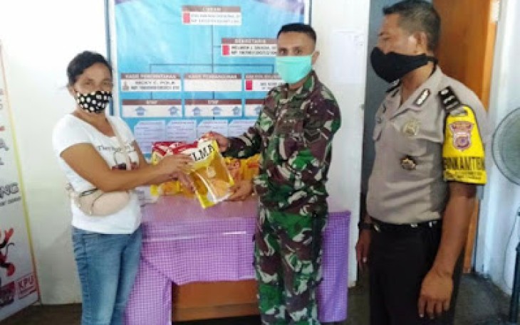Babinsa dan Babinkantibmas Winenet Satu saat ikut salurkan bantuan