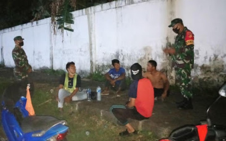 Danramil 1310-01/Bitung bersama anggota bubarkan sejumlah pemuda yang lagi kumpul