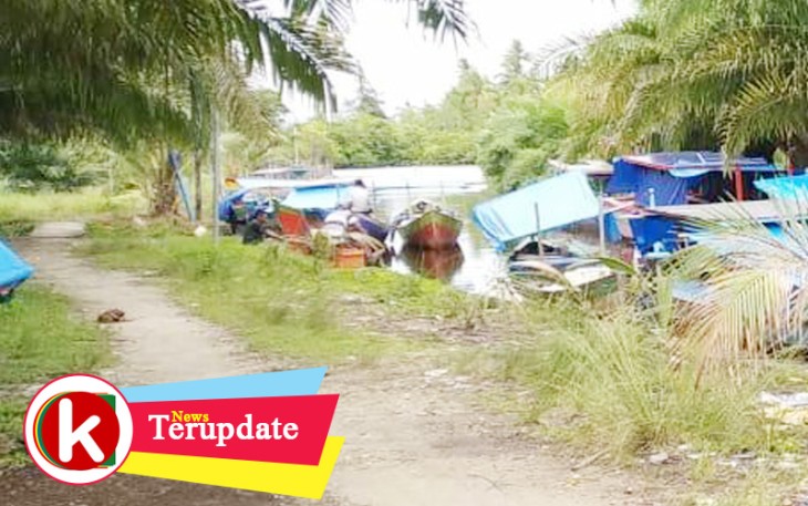 Armada perahu nelayan bersandar ditangkahan setempat.