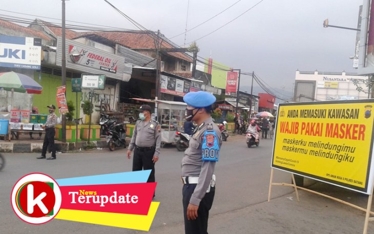 Polsek dan Koramil Limpung Edukasi Warga Gunakan Masker