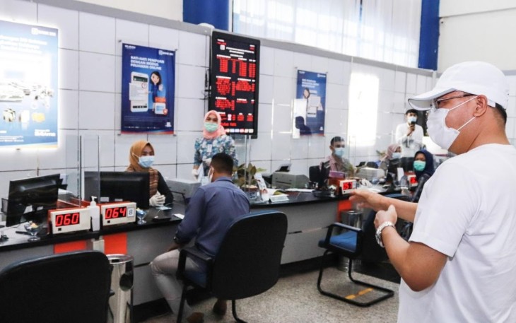 Gubernur Rohidin Mersyah saat meninjau secara langsung pelayanan perbankan