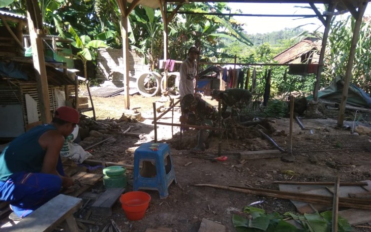 Iswanto Bantu TNI di Pra TMMD Kodim Tulungagung untuk Membuat Kusen Pintu MCK