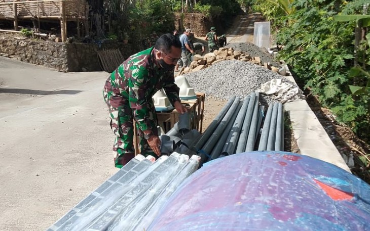 Kapten Inf Djoko Cek Kelengkapan Material di Sasaran MCK