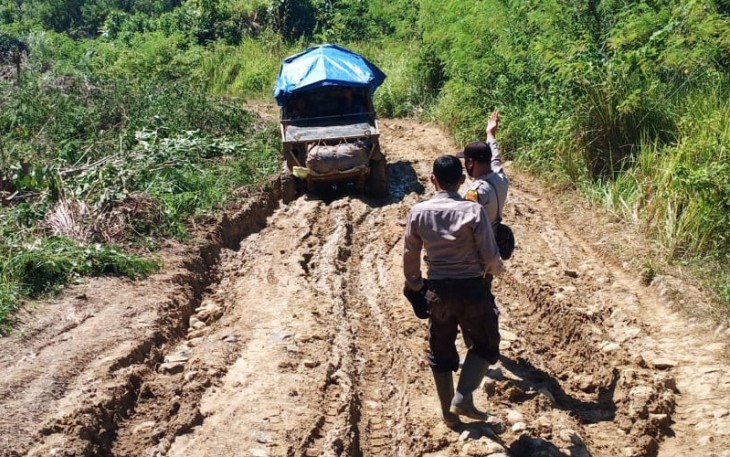 Potret Distribusi Sembako ke Dusun Padang Genteng