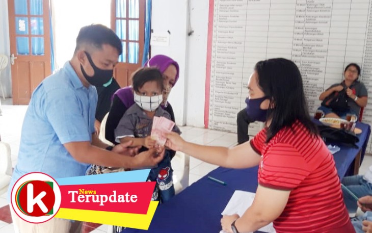 Pemerintah kelurahan Bitung tengah salurkan BST lansia