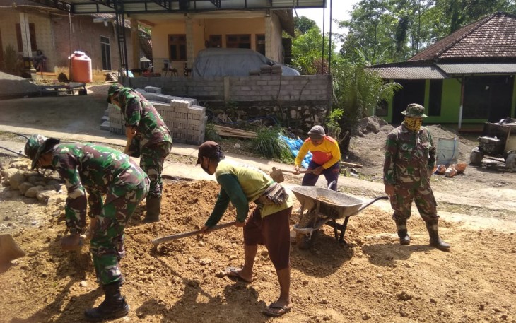 Kebersamaan yang Tak Pernah Pudar Antara TNI dengan Warga