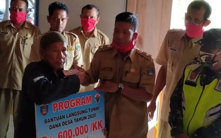 55 KK Desa Batu Mas OKU Timur Terima BLT Dana Desa